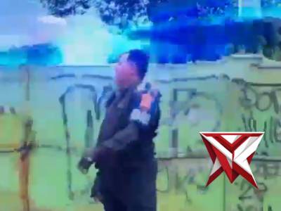 Personil lalu lintas melakukan pengaturan jalan