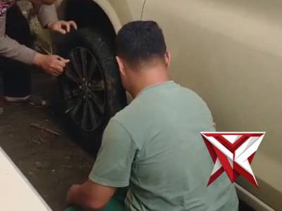 *Tim Patroli Polsek BTS Ulu Bantu Pemudik Pecah Ban*

Tim patroli Polsek BTS Ulu Polres Musi Rawas m