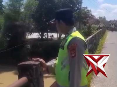Giat monitoring debit air sungai polsek Semendawai Suku III