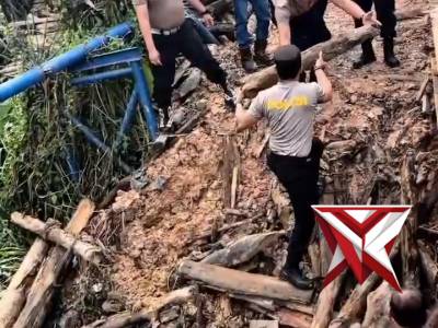 Revitalisasi jembatan oleh Polsek Bayung Lencir