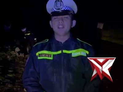 Polri hadir evakuasi pohon tumbang di tengah jalan