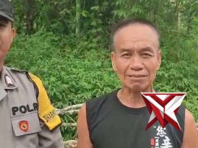 Polri mengevakuasi pohon tumbang dari polres musi rawas