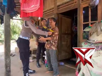 Personil Polres Muba berbagi dengan masyarakat yang membutuhkan