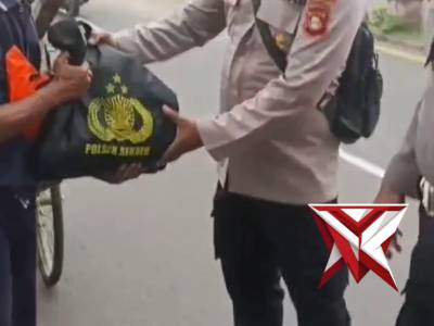 Jumat Berkah, Polsek Sekayu Berbagi untuk Masyarakat - PoliceTube