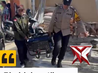 Bhabinkamtibmas Kel. Gunung Ibul Timur membantu warga memindahkan Genset
