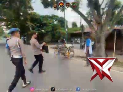 Jum'at Berkah Polres Muba kepada tukaang becak - PoliceTube