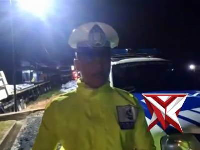 anggota satlantas polres oki melakukan evakwasi laka tunggal di desa Lubukseberuk