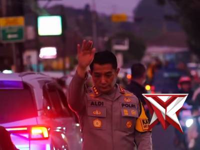 Kapolresta Bandung turun langsung ke lapangan. Dengan sigap, beliau memimpin pengaturan arus lalu li