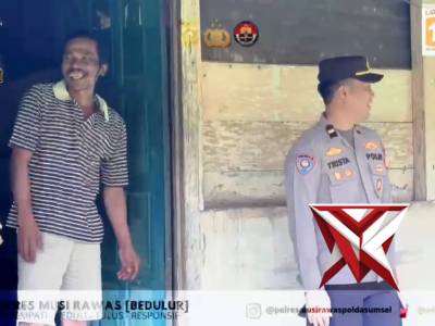 Jumat Berkah, Sat Binmas Polres Musi Rawas Bagikan Bantuan ke Warga yang Membutuhkan