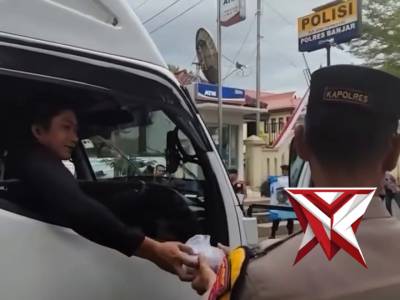 Kapolres Banjar Melaksanakan Bagi-bagi Takjil Kepada Masyarakat