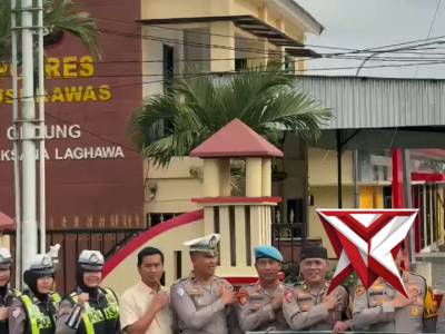 Kapolres Musi Rawas membagikan takjil