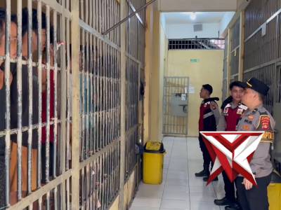 Piket pawas periksa tahanan - PoliceTube