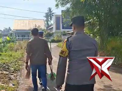 Polsek Tugumulyo bersama pers melaksanakan kegiatan bersih2 greja