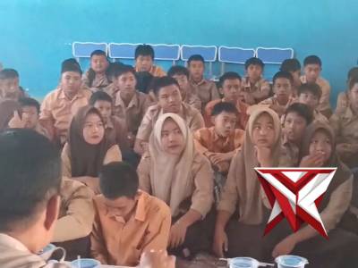 Pilice goes to school sma 1 kikim tengah - PoliceTube