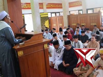 Semoga di hari yang suci ini, hati kita dipenuhi dengan kedamaian, kebahagiaan, dan keberkahan. - PoliceTube