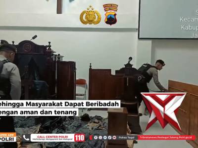 Personel Polres Tegal melaksanakan sterilisasi di sejumlah gereja