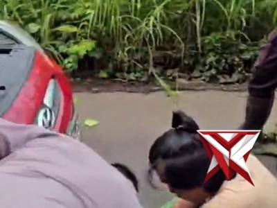 Polsek BTS Ulu membantu pengguna jalan yang mengalami rusak pada kendaraannya