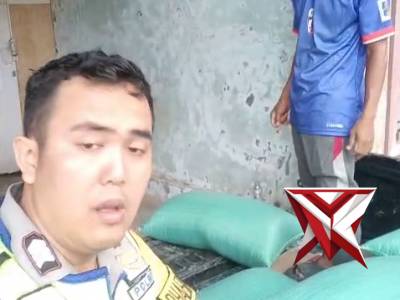 ??Bhabinkamtibmas Polsek Tugumulyo  mendampingi petani mnjual hasil jagung ke Bulog