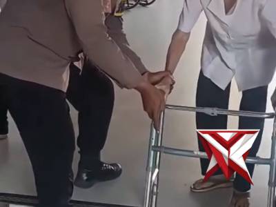 Di Balik Pengamanan Paskah, Ada Tangan Hangat Polisi yang Menuntun Nenek dengan Sabar