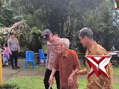 Aksi Humanis Personel Polres Musi Rawas Bantu Warga Sepuh Beribadah di Gereja