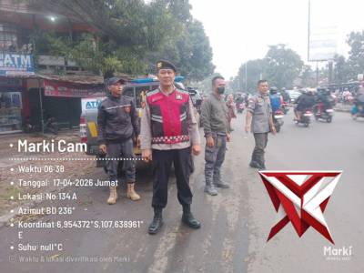 Humanis , Kanit Samapta Polsek Bandung Kidul Atur Lalu Lintas Sambil Bantu Warga - PoliceTube