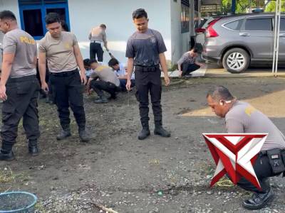 Polisi Kompak Bersama Warga Gelar Gotong Royong
