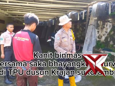 Kanit Binmas bersama saka bhayangkara kurve di TPU  dusun Krajan sukorambi