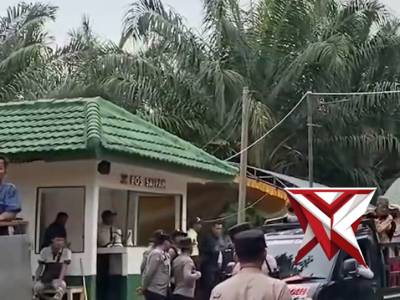Aksi damai masyarakat Desa Tebing Suluh, Kecamatan Lempuing, Kabupaten Ogan Komering Ilir, terhadap
