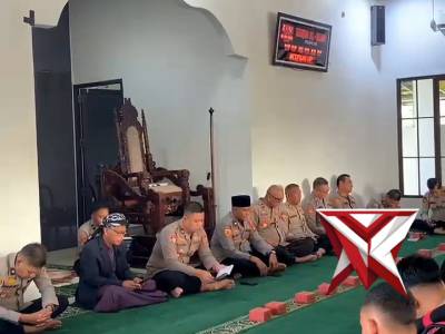 Polres OKI Hadir Personel Polres OKI melaksanakan giat Binrohtal di Masjid Al Faruq Polres OKI - PoliceTube