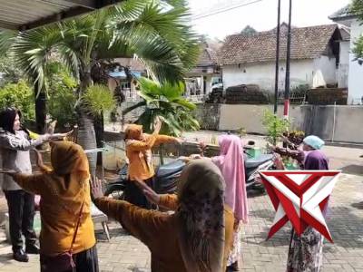 Bhabinkamtibmas Desa Purwosekar hadir dalam posyandu lansia desa binaan - PoliceTube