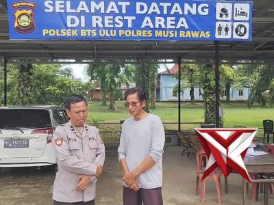 Anggota Polsek Bts Ulu Telah membantu Warga Dimana Kendaraan Mobilnya Rusak