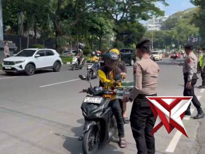 Yanma Polda Jawa Tengah Melaksanakan Jumat Berkah Sekitar Gedung Mapolda Jateng