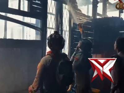POLRI POLDA PAPUA TENGAH DAN MASYARAKAT BERSINERGI MEMADAMKAN KEBAKARAN RUMAH - PoliceTube