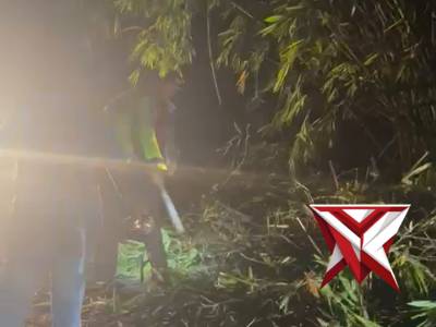 Giat anggota polres Mura, membersihkan pohon tumbang d jalan..C6 - PoliceTube