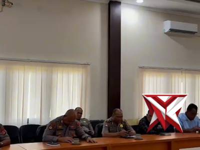 Bila ada permasalahan dan butuh bantuan Polisi silakan hubungi :
Call center : 110 ( Bebas Pulsa )