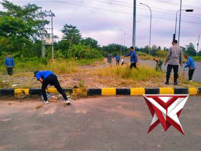 TRIPIKA Kec.Jejawi dan warga bergotong royong membersihkan ruas jalan pintu Exit Tol Karang Agung