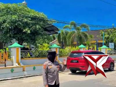Polwan Polres Sumenep gaktur lalin sholat jum at