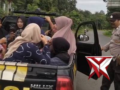 Wujud Nyata membantu masyarakat, Polsek muara Beliti antar warga yang hendak melayat kerumah duka.