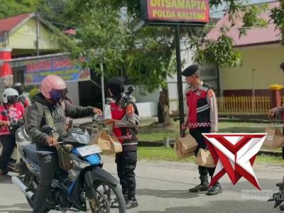 Samapta Polda Kalteng bagi makan gratis untuk Masyarakat