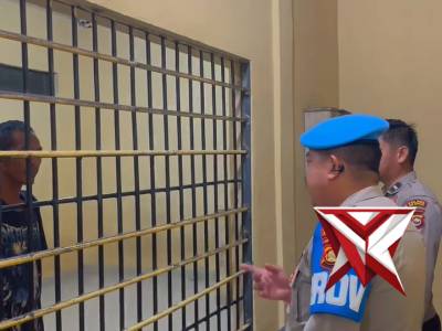 Kanit Propam dan anggota piket jaga melaksanakan giat pengecekan tahanan mako