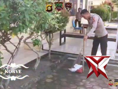 Menjaga kebersihan di seputaran Mako Polsek