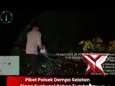 Sigap, Piket polsek Dempo Selatan Evakuasi Pohon Tumbang