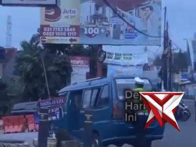 POLISI PENOLONG, ANGGOTA SAT LANTAS BANTU DORONG ANGKOT WARGA YANG MENGALAMI TROUBLE ???????