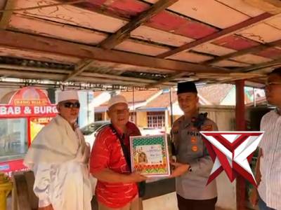 Pemberian bingkisan dari Kapolres Muba - PoliceTube