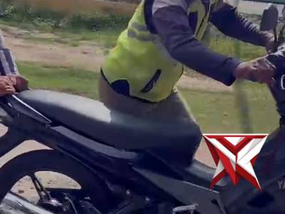 Anggota satlantas membantu pengendara sepeda motor yang sedang rusak