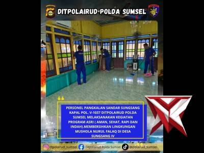 Personel Pangkalan Sandar Sungsang bersihkan Mushola Nurul Falaq dalam program ASRI.