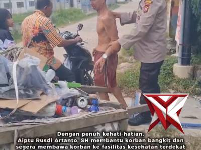 Tanpa Pamrih, Kanit Binmas Polsek Bayung Lencir Membantu Seorang Warga Yang Terjatuh - PoliceTube
