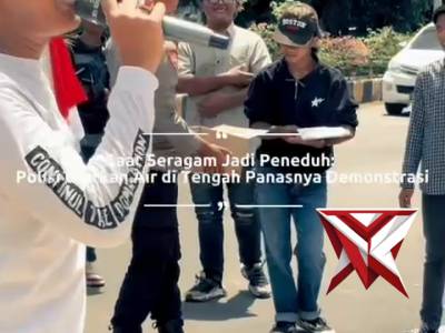 Di tengah terik dan panasnya suasana aksi, setetes kepedulian hadir menyejukkan.

Seorang anggota po