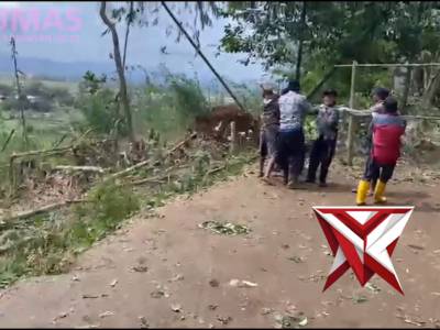 Polres Sukabumi Kota tangani pohon tumbang bareng BPBD dan Warga.(24/01/2026).