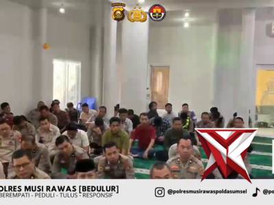 personel polres mura melaksanakan kegiatan binrohtal di masjid